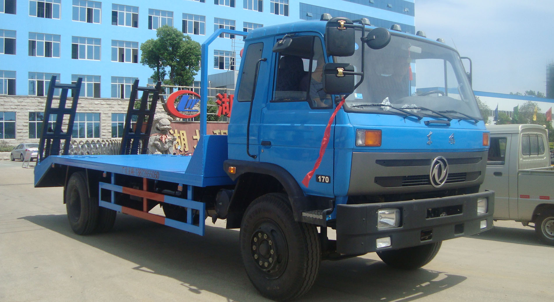 吉安解放小三轴平板运输车/挖机运输车_专用汽车栏目